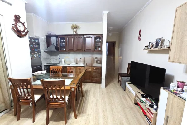 Shtepi me qera 2+1 ne Tirane - 750 Euro
