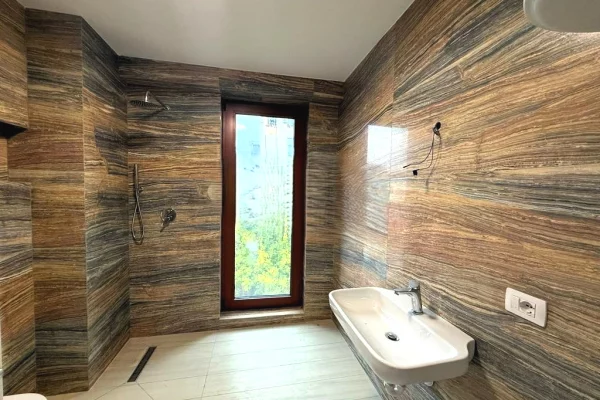 Ambient biznesi me qera 3+1 ne Tirane - 1,800 Euro