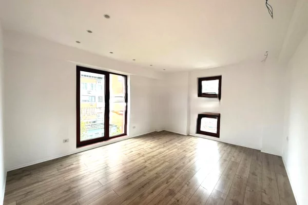 Ambient biznesi me qera 3+1 ne Tirane - 1,800 Euro