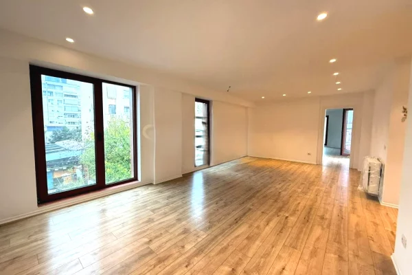 Ambient biznesi me qera 3+1 ne Tirane - 1,800 Euro