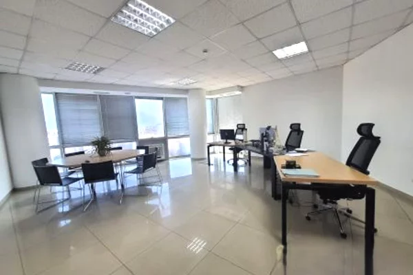 Ambiente Commerciale in Affitto 3+1 a Tirana - 2,400 Euro