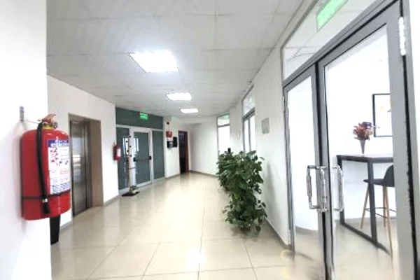 Ambiente Commerciale in Affitto 3+1 a Tirana - 2,400 Euro