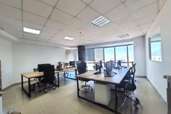 Ambiente Commerciale in Affitto 3+1 a Tirana - 2,400 Euro