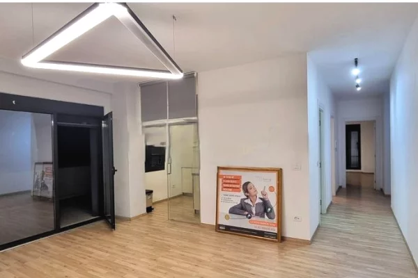 Ambient biznesi me qera 2+1 ne Tirane - 1,090 Euro