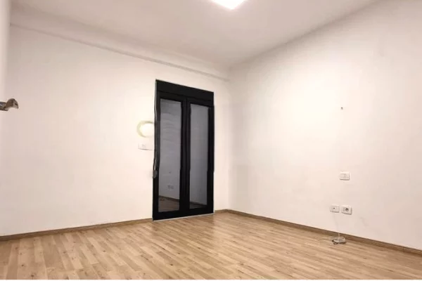 Ambient biznesi me qera 2+1 ne Tirane - 1,090 Euro