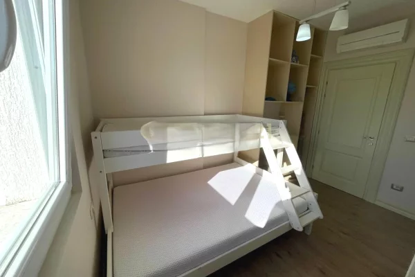 Shtepi me qera Apartament ne Tirane, 3+1, Mobilimi E mobiluar, Pagesa 1,000  Euro.