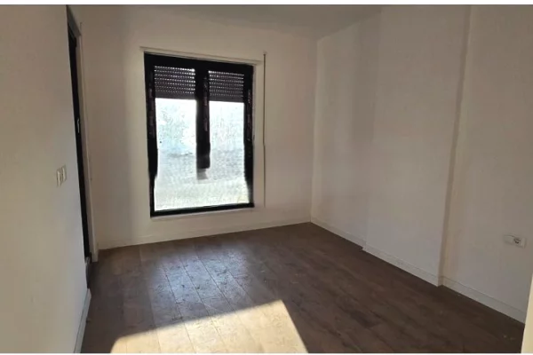 Ambiente Commerciale in Affitto 3+1 a Tirana - 700 Euro