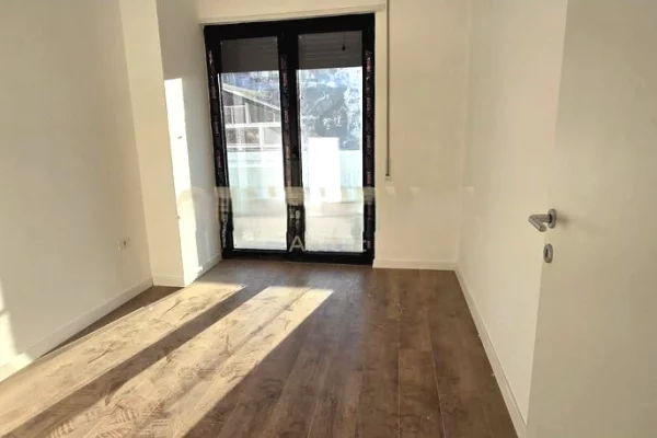 Ambiente Commerciale in Affitto 3+1 a Tirana - 700 Euro