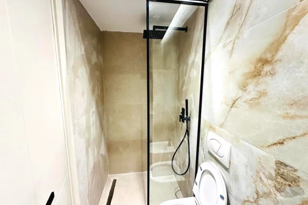 Shtepi ne shitje Apartament ne Tirane, 1+1, Mobilimi E mobiluar, Pagesa 128,000  Euro.