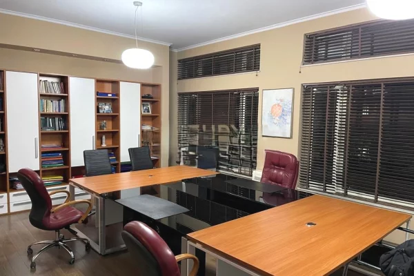 Ambient biznesi me qera 3+1 ne Tirane - 1,500 Euro