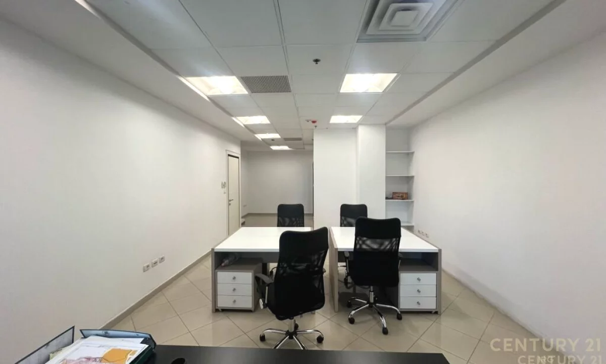 Zyre per Qira perballe Toptani Center