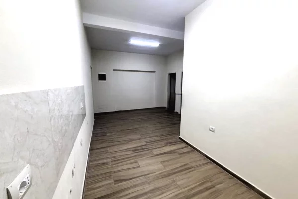 Ambient biznesi me qera 3+1 ne Tirane - 1,050 Euro