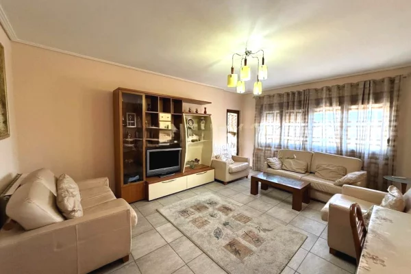 Shtepi me qera 2+1 ne Tirane - 700 Euro