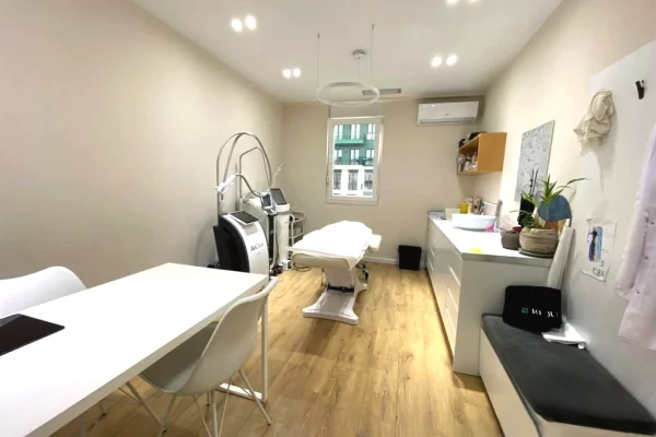 Ambient biznesi me qera 3+1 ne Tirane - 1,100 Euro