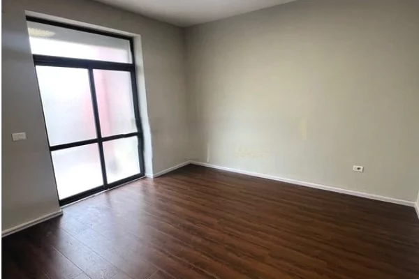 Ambient biznesi me qera 3+1 ne Tirane - 1,500 Euro
