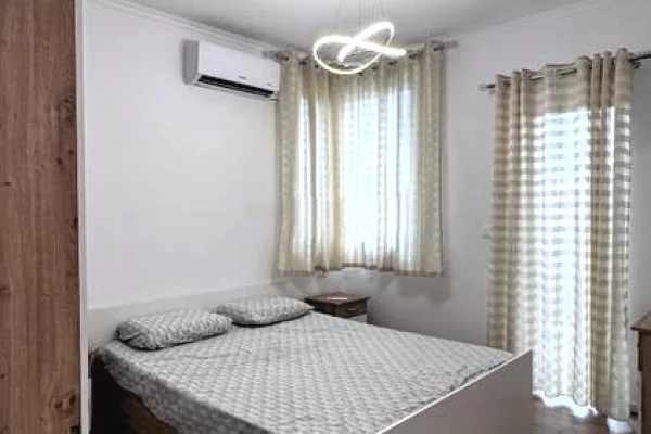Shtepi ne shitje Apartament ne Tirane, 2+1, Mobilimi E mobiluar, Pagesa 139,000  Euro.