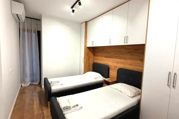 Shtepi ne shitje Apartament ne Tirane, 2+1, Mobilimi E mobiluar, Pagesa 242,000  Euro.
