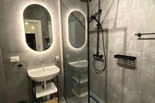 Shtepi ne shitje Apartament ne Tirane, 2+1, Mobilimi E mobiluar, Pagesa 242,000  Euro.