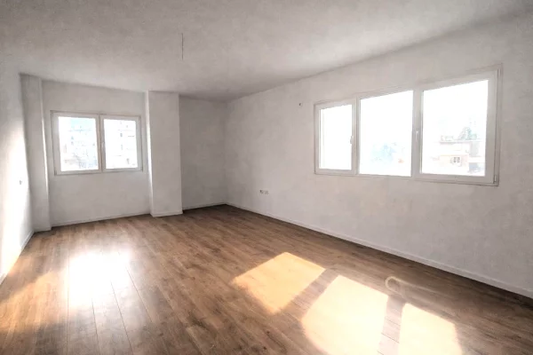 Ambient biznesi me qera 3+1 ne Tirane - 1,200 Euro