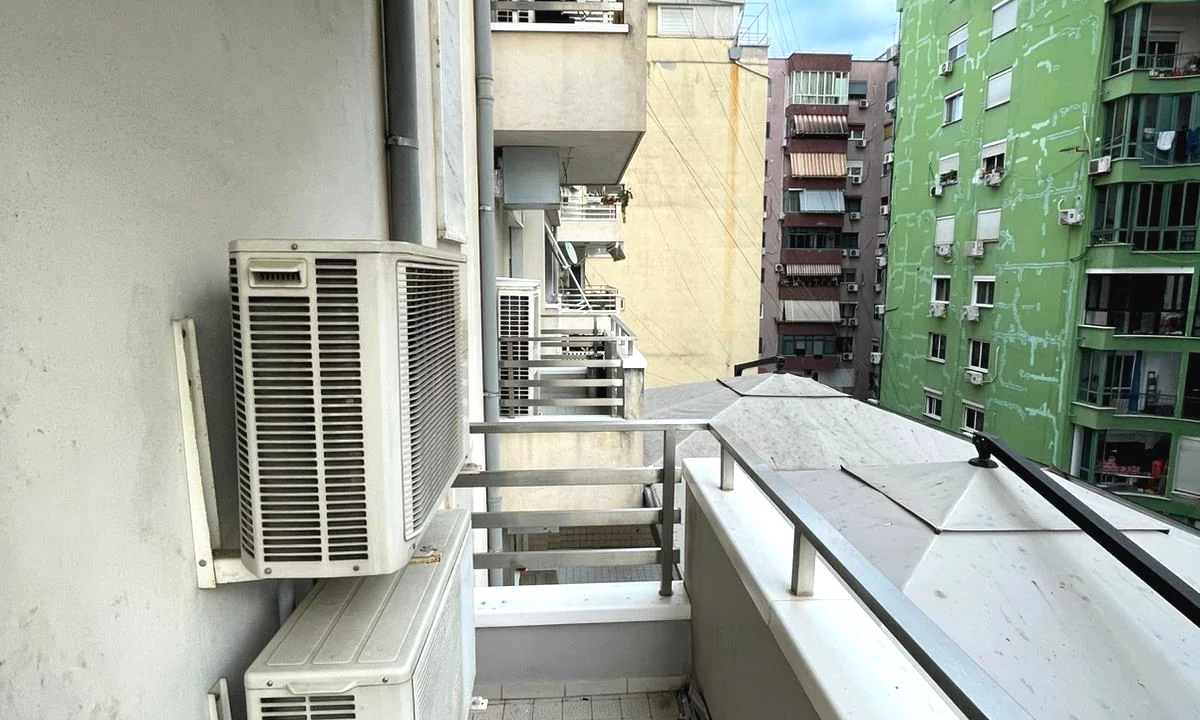 AMBIENT ZYRE ME QIRA, TEK LIBRI UNIVERSITAR, TIRANE kati 6