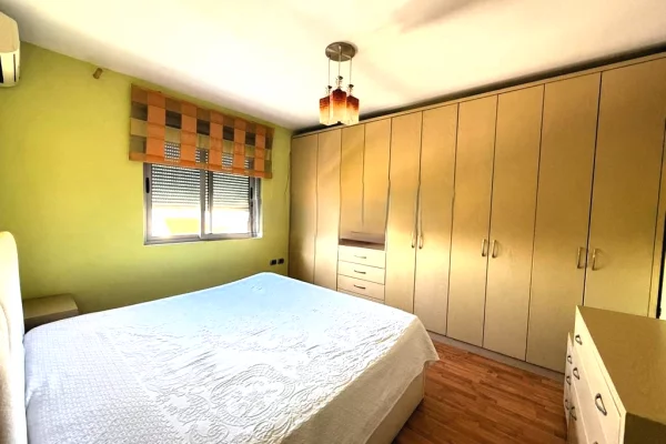 Shtepi ne shitje Apartament ne Tirane, 2+1, Mobilimi E mobiluar, Pagesa 130,000  Euro.