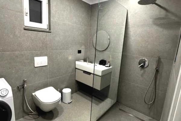 Shtepi me qera Apartament ne Tirane, Garsoniere, Mobilimi Pjeserisht e mobiluar, Pagesa 450  Euro.