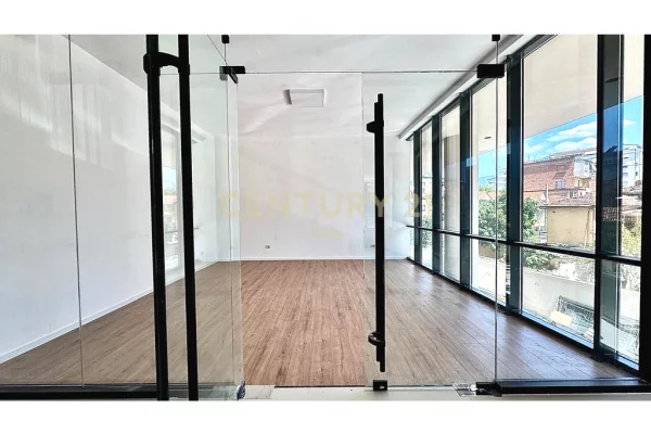 Ambient biznesi me qera 3+1 ne Tirane - 800 Euro
