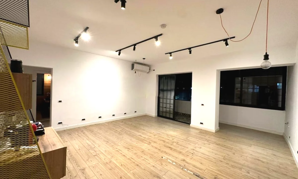 JAPIM ME QERA ZYRE MODERNE + POST PARKIMI TEK RRUGA E DURRESIT