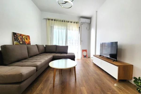 Shtepi me qera 2+1 ne Tirane - 820 Euro