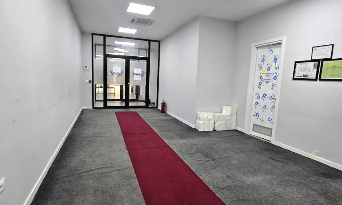 AMBIENT BIZNESI NE RR. HOXHA TAHSIM