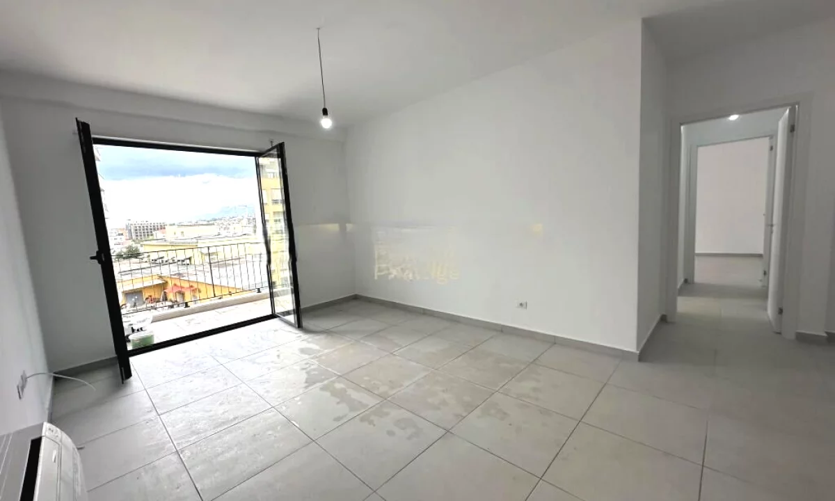 AMBIENT ZYRE +POST PARKIMI ME QIRA TEK STACIONI I TRENIT