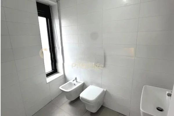 AMBIENT ZYRE +POST PARKIMI ME QIRA TEK STACIONI I TRENIT