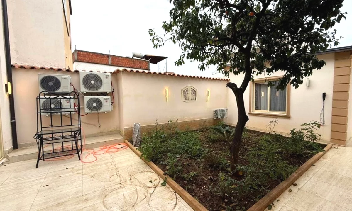 Shtepi me qera Vila Luksoze ne Tirane, 2+1, Mobilimi E mobiluar, Pagesa 1,500  Euro.