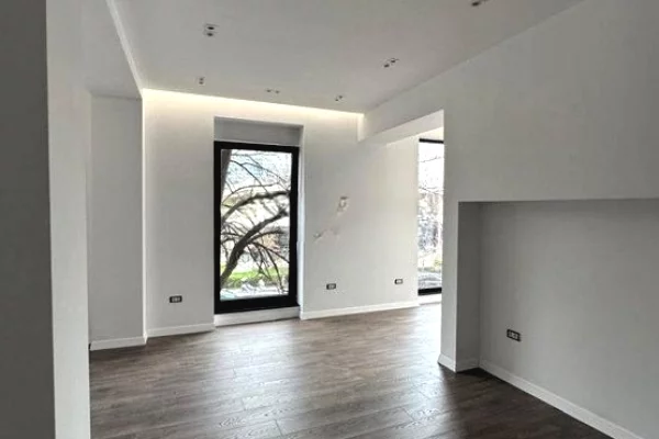 Ambient biznesi me qera 3+1 ne Tirane - 1,500 Euro