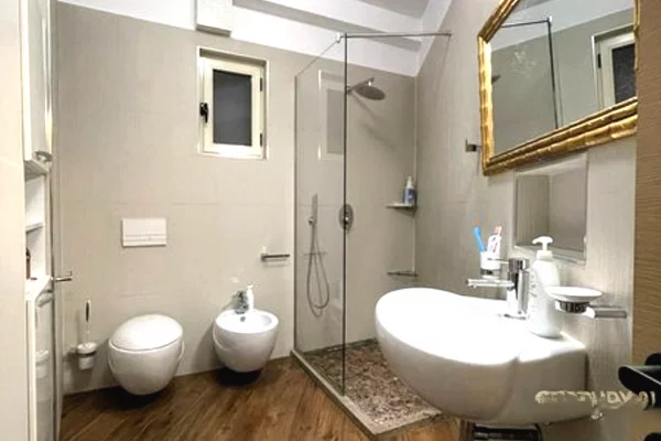 Shtepi ne shitje Apartament ne Tirane, 2+1, Mobilimi E mobiluar, Pagesa 165,000  Euro.