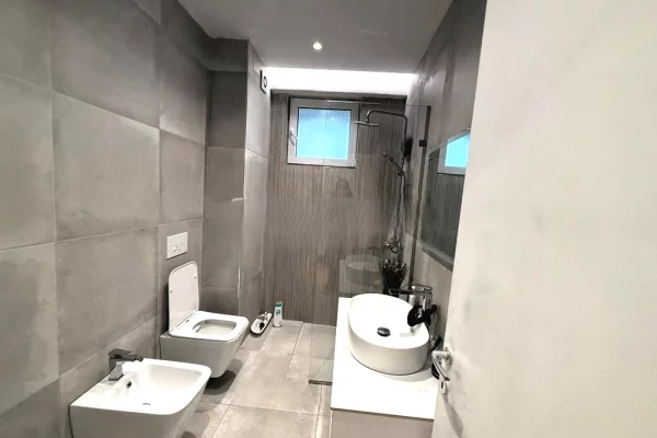 Shtepi ne shitje Apartament ne Tirane, 2+1, Mobilimi E mobiluar, Pagesa 250,000  Euro.