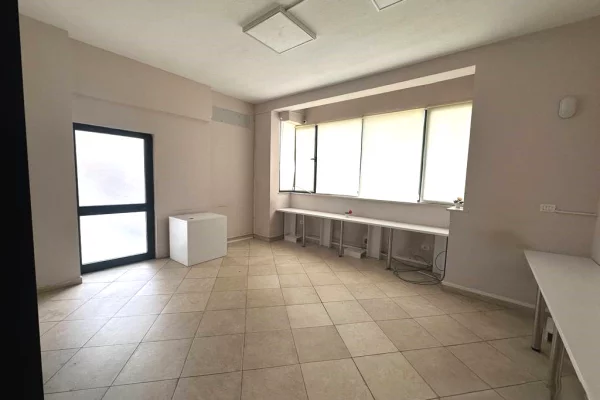 Ambient biznesi me qera 3+1 ne Tirane - 1,000 Euro