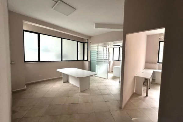 Ambient biznesi me qera 3+1 ne Tirane - 1,000 Euro