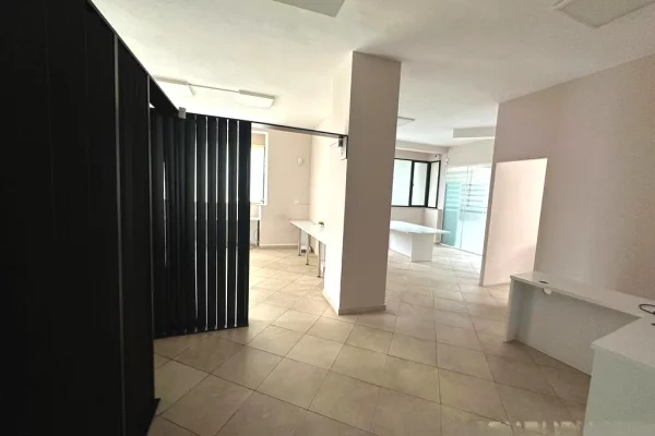 Ambient biznesi me qera 3+1 ne Tirane - 1,000 Euro