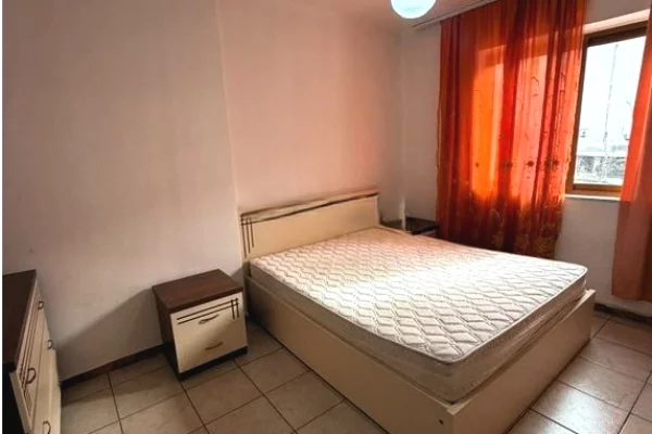 Shtepi ne shitje Apartament ne Tirane, 1+1, Mobilimi Pjeserisht e mobiluar, Pagesa 120,000  Euro.