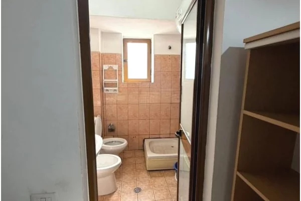 Shtepi ne shitje Apartament ne Tirane, 1+1, Mobilimi Pjeserisht e mobiluar, Pagesa 120,000  Euro.