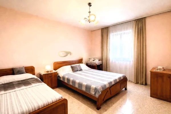 Shtepi ne shitje Apartament ne Tirane, 2+1, Mobilimi Pjeserisht e mobiluar, Pagesa 145,000  Euro.