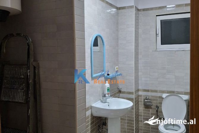 Shtepi me qera Apartament ne Tirane, 2+1, Mobilimi E mobiluar, Pagesa 40,000  Leke.