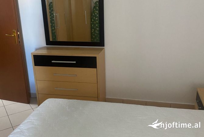 Shtepi me qera Apartament ne Tirane, 1+1, Mobilimi E mobiluar, Pagesa 500  Euro.