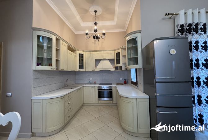 Shtepi me qera Papafingo(kati i catise) ne Tirane, 2+1, Mobilimi E mobiluar, Pagesa 800  Euro.