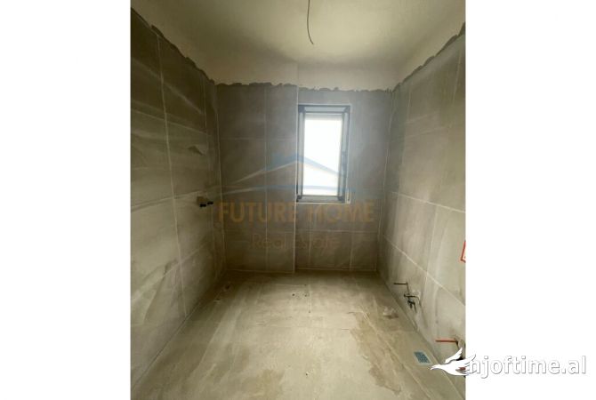 Shtepi ne shitje Apartament ne Tirane, 2+1, Mobilimi Bosh, pa mobiluar, Pagesa 180,000  Euro.