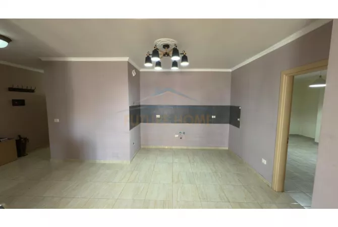 Shtepi ne shitje Apartament ne Tirane, 3+1, Mobilimi Bosh, pa mobiluar, Pagesa 240,000  Euro.