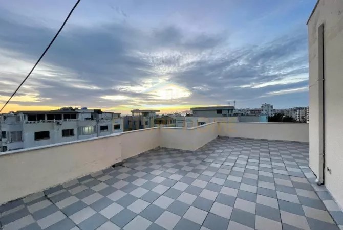 Shtepi ne shitje Apartament ne Durres, 3+1, Mobilimi Pjeserisht e mobiluar, Pagesa 175,000  Euro.