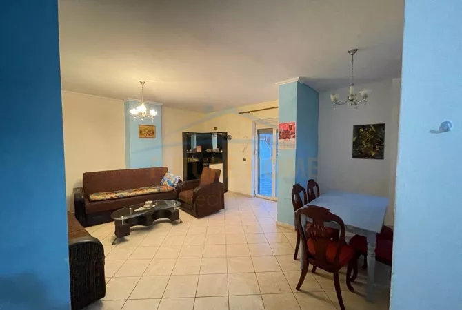 Shtepi ne shitje Apartament ne Durres, 3+1, Mobilimi Pjeserisht e mobiluar, Pagesa 175,000  Euro.