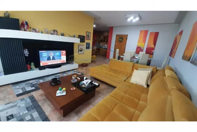 Shtepi ne shitje Apartament ne Tirane, 3+1, Mobilimi E mobiluar, Pagesa 170,000  Euro.